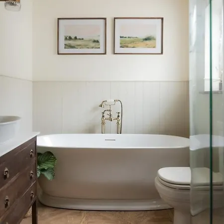The Nook - Boutique With Hot Tub & Views