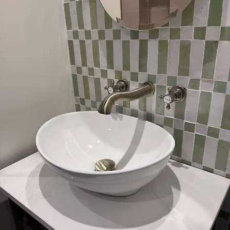 The Nook - Boutique With Hot Tub & Views 엠블톤