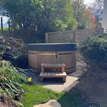 The Nook - Boutique With Hot Tub & Views 엠블톤