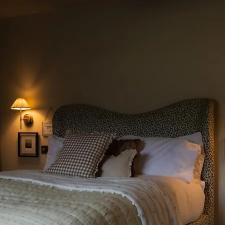 The Nook - Boutique With Hot Tub & Views 엠블톤